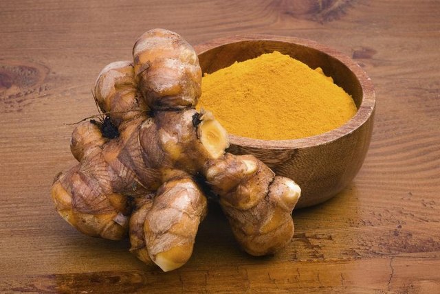 What Is the Difference Between Curry & Turmeric?