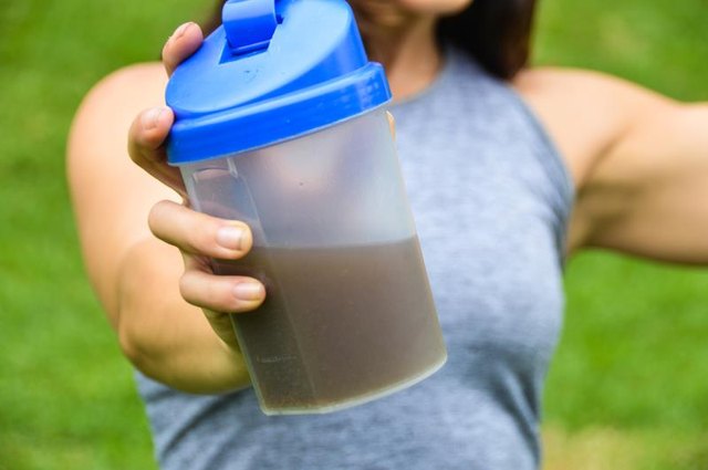 How to Replace One Meal With a Protein Shake