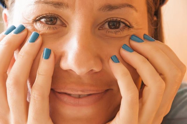 How to Clear Up Dark Circles Under the Eyes