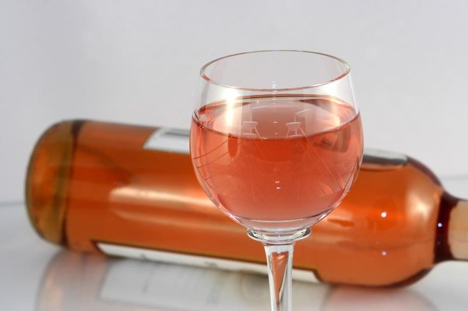 How many calories are in Beringer White Zinfandel?
