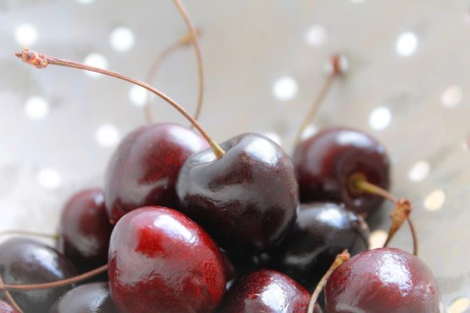 How do you use black cherry juice for gout?