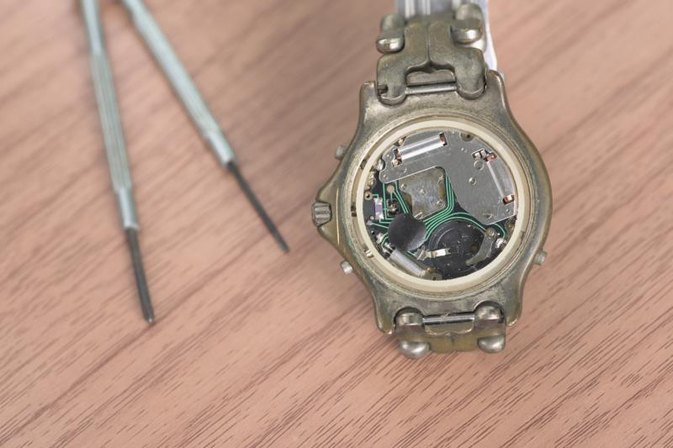 How do you replace a battery in a Relic watch?