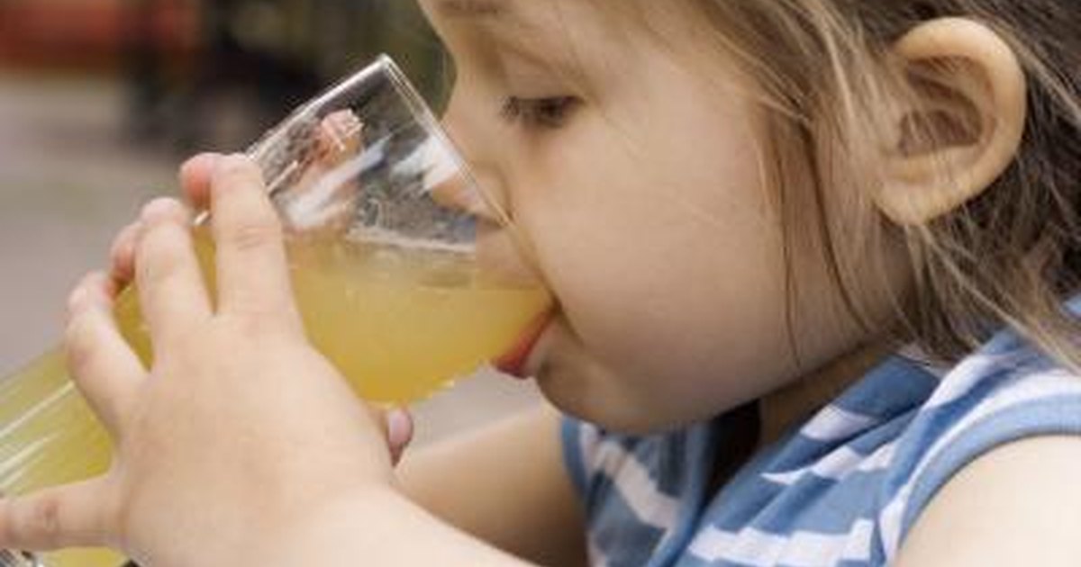 When Can I Give My Baby Apple Juice? | LIVESTRONG.COM
