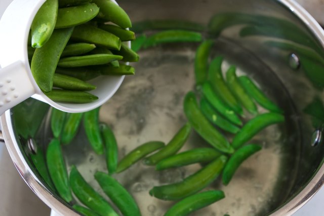 How to Cook Snow Peas by Boiling Them | LIVESTRONG.COM