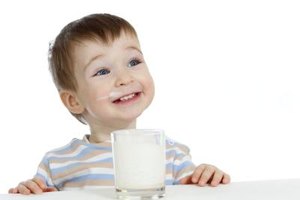 What Are the Advantages of Milk & the Differences in Whole ...