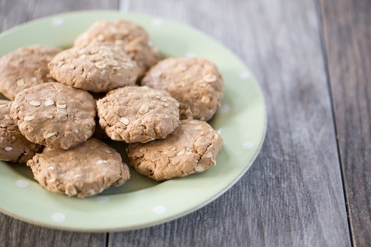 8. No-Bake Honey Peanut Butter Cookies (260 calories per cookie)